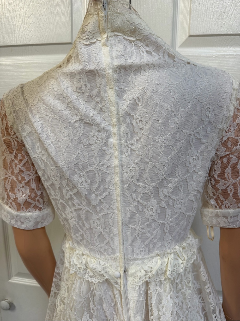 VTG Ivory Lace Bridal Gown Scalloped Neckline Short Sleeves Wedding Dress Sz 12 - Picture 6 of 16